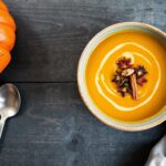 وعاء شوربة كاري القرع المحضّرة بعناية، بنكهة الخريف الغنية والقوام الكريمي، Crafting the Perfect Pumpkin Curry Soup