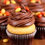 كب كيك ريسز بطعم زبدة الفول السوداني والشوكولاتة، غني ولذيذ، كما في دليل Indulge Sweetly