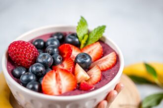 Crafting perfect homemade açaí bowl recipe step-by-step.