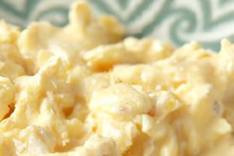 Cheesy Scrambled Eggs: A Creamy Twist on a Classic Breakfast