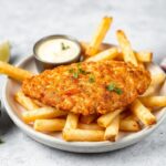 Crispy vegan fish & chips made with tempeh: a delicious twist.