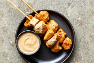 Savor flavors: Delicious chicken satay with creamy peanut sauce.